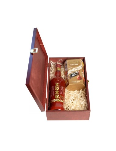 XUXU STRAWBERRY LIKIER 0,7L 15% W SKRZYNCE DREWNIANEJ + CZEKOLADKI