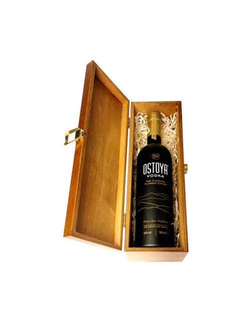 OSTOYA BLACK VODKA 0,7L 40% W SKRZYNCE DREWNIANEJ